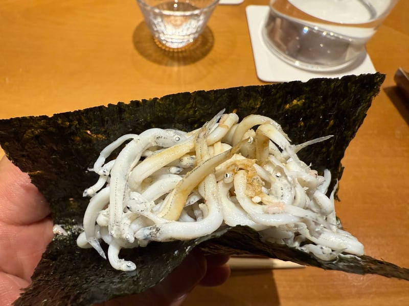 海苔に白いシラスを山盛りにした手巻きを手で持ったところ