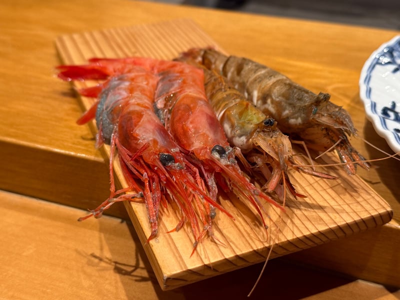 板の上に並んだ生のガスエビ。赤いものと灰白色のもの