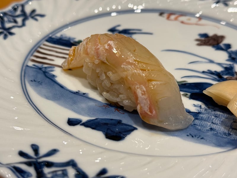 染付の皿に、淡い白身のヒラメの握り