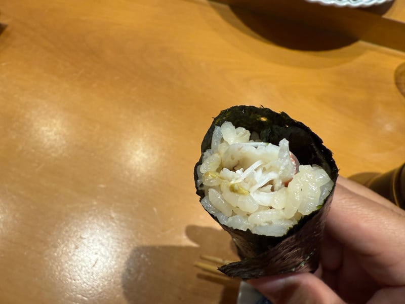 手渡された手巻き。海苔の中にほぐした蟹の身とシャリ