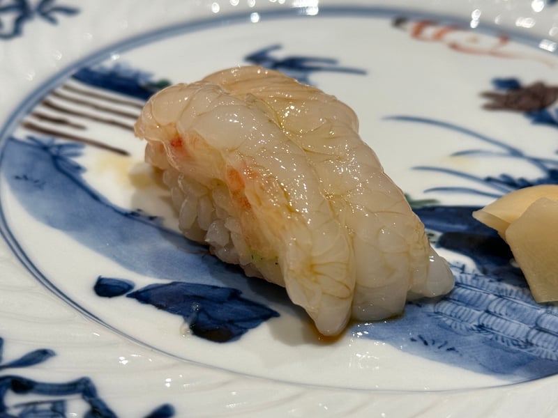染付の皿に、透き通った大きな海老の身を乗せた鬼エビの握り