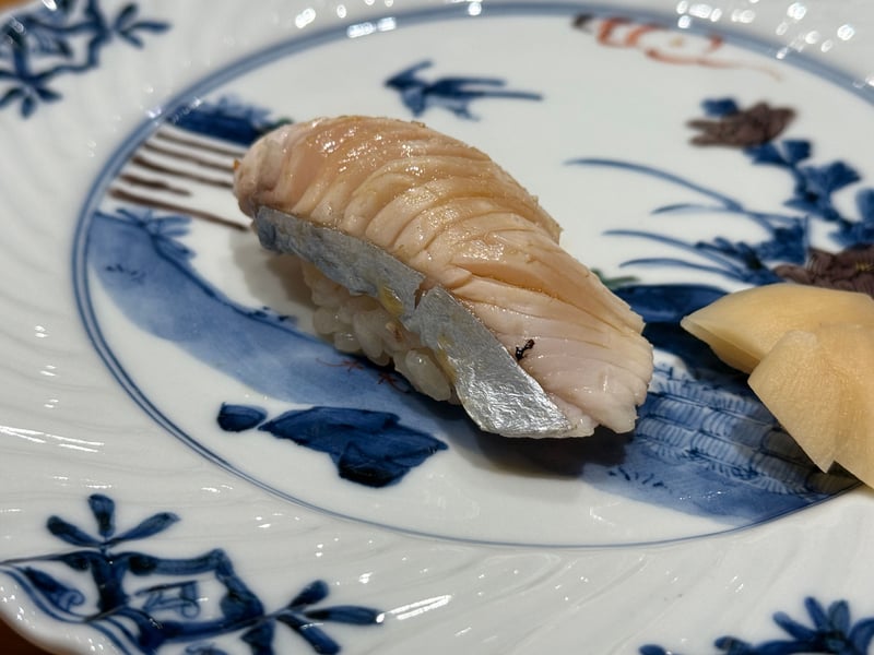 銀の皮を残したサワラの握り。身に細かく包丁が入っている