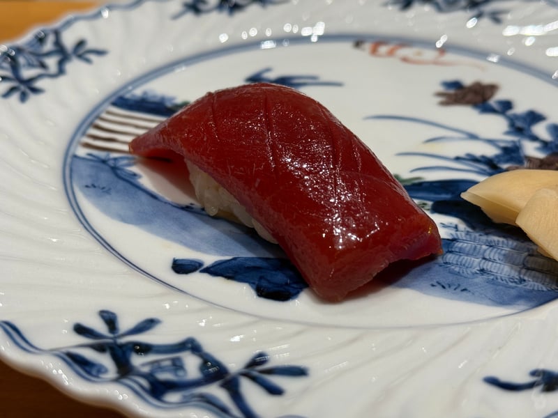 染付の皿に、深い赤に漬かった鮪赤身の握り