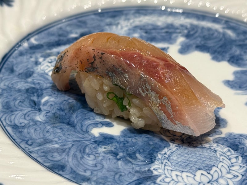 銀の皮を残した鰺の握り、シャリに刻んだ葱