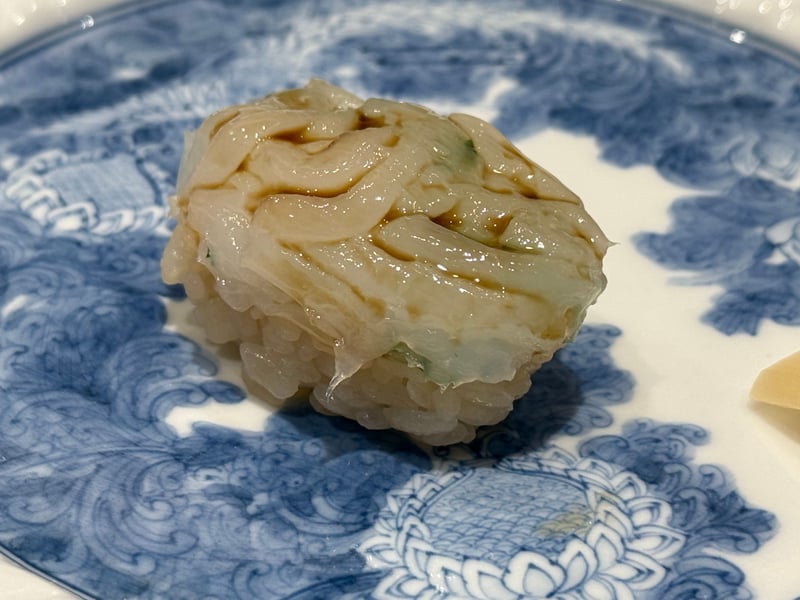 細かく包丁を入れたアオリイカの握り