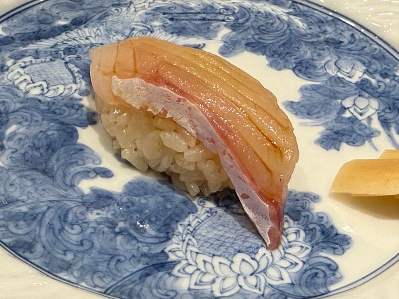 染付の皿にアラの握り一貫