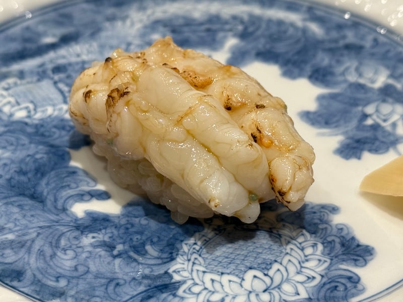 焼き目を入れたガスエビを数尾並べた握り