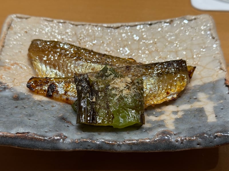 粉引の角皿に、皮を焼いたハタハタ二枚と焼いた万願寺唐辛子