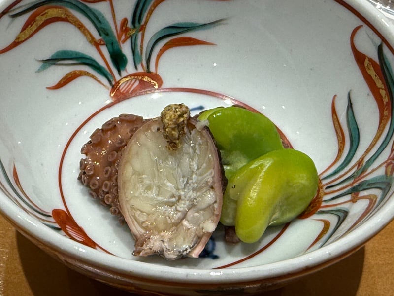 九谷の小鉢に飯蛸の頭と足、そら豆を二粒