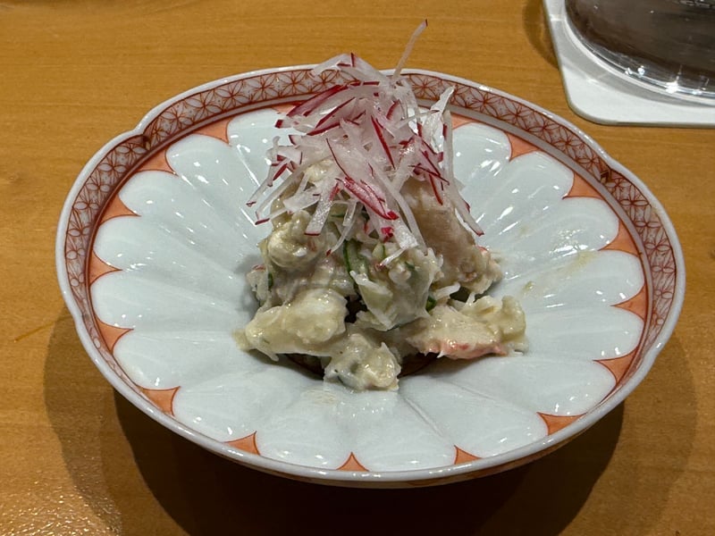 菊形の鉢に毛蟹のほぐし身、上に大根とラディッシュの千切り