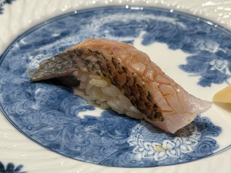 鱗の側を焼いた黒むつの握り
