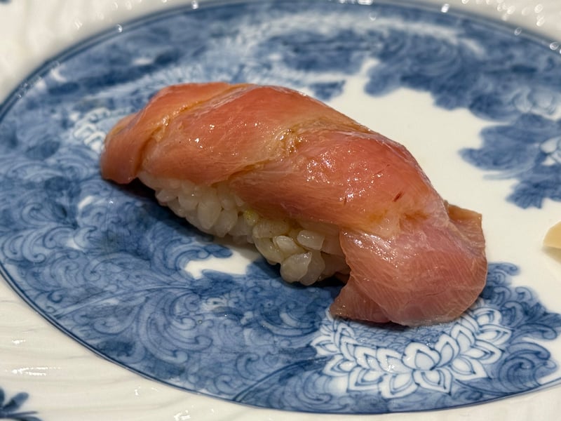 染付の皿に、脂の筋が入った鮪の握り
