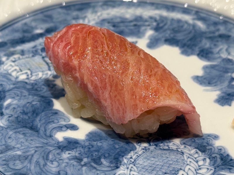細かい霜降りが入った大トロの握り