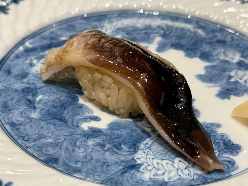 黒く艶のあるとり貝を炙った握り