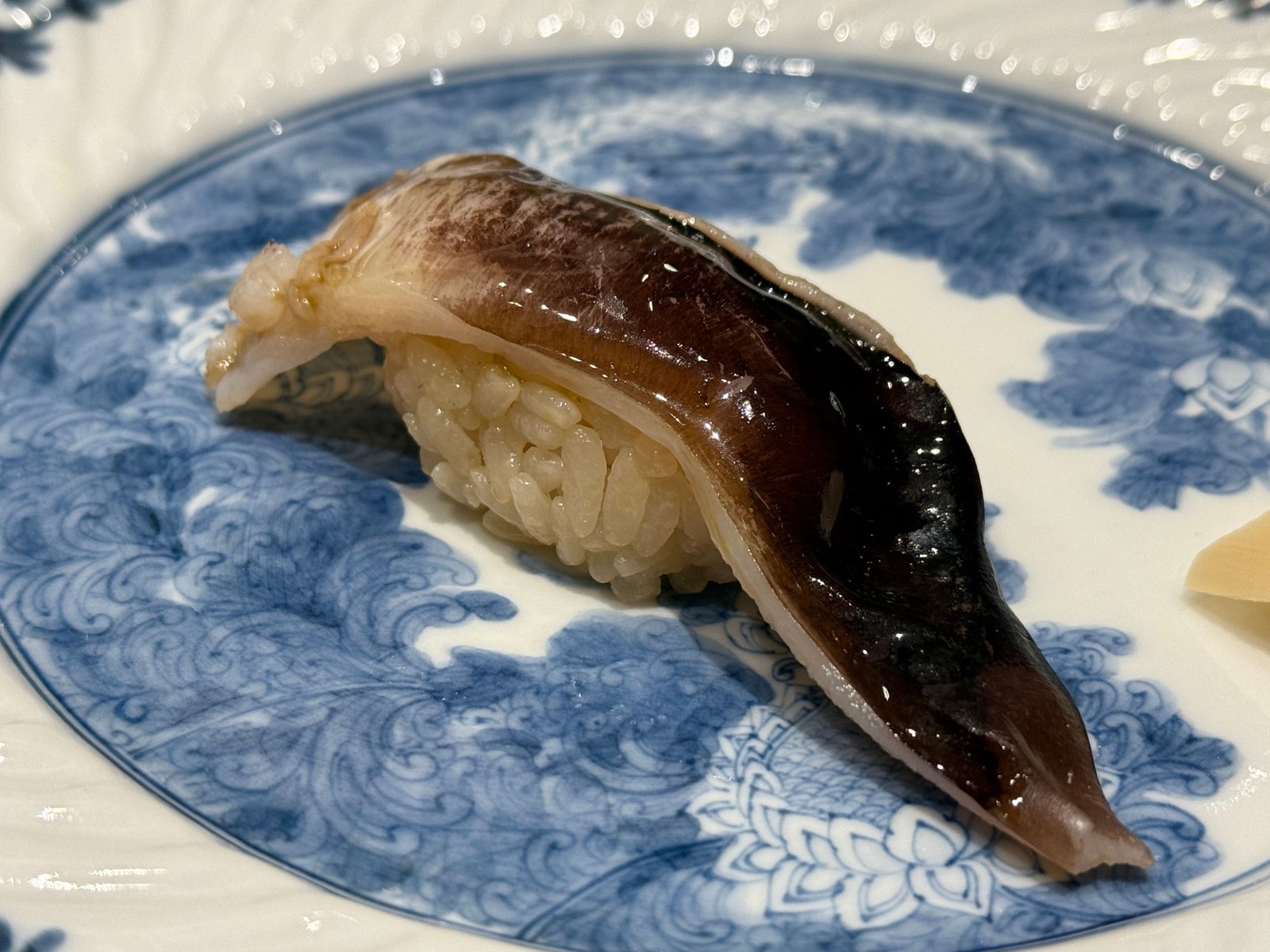 黒く艶のあるとり貝を炙った握り