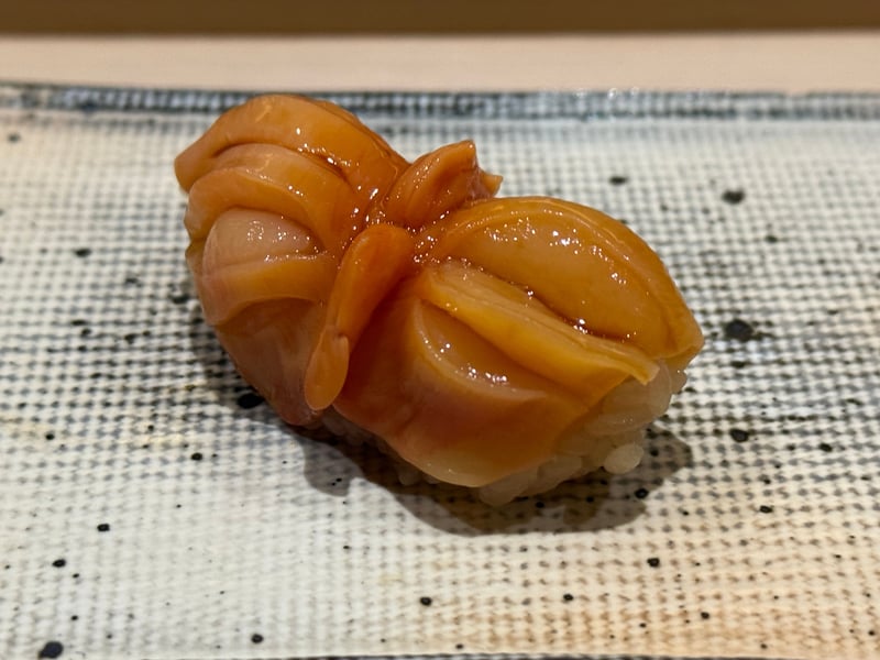 艶のある赤貝の握り、ひもを身に重ねてある