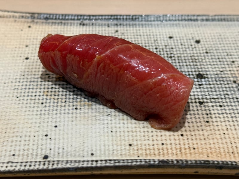 赤い色に漬かった中トロの握り
