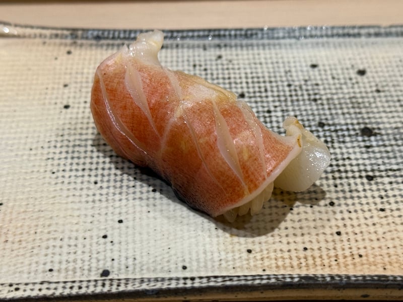 橙色に染まった身と白いひだのほっき貝の握り