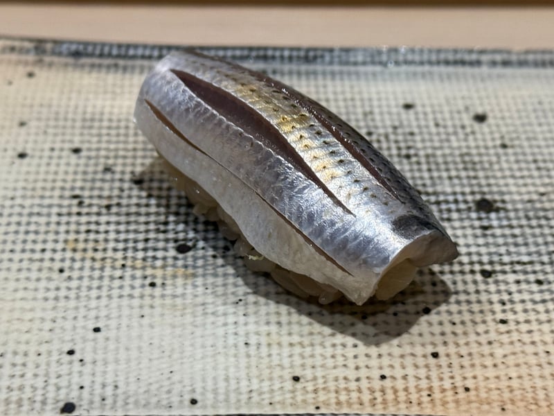 銀皮に包丁を入れたコハダの握り