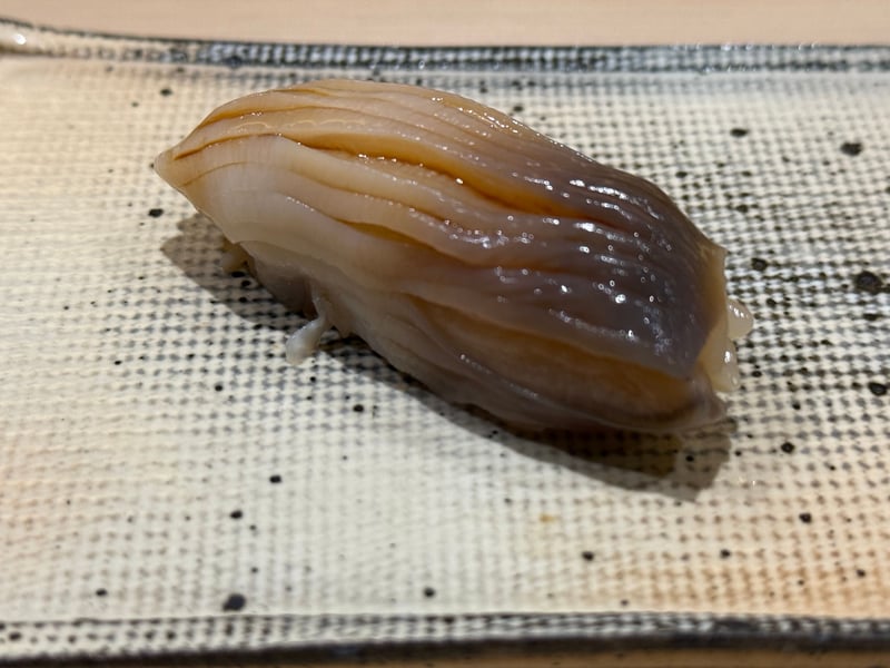 大ぶりの貝を一枚のまま握ったオオトリガイ