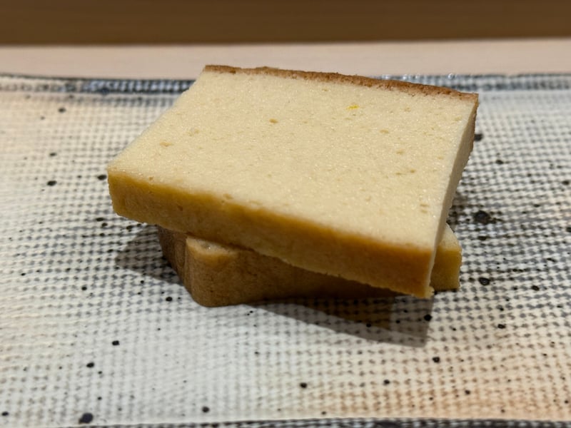 カステラのように厚く焼いた玉子を二切れ重ねてある