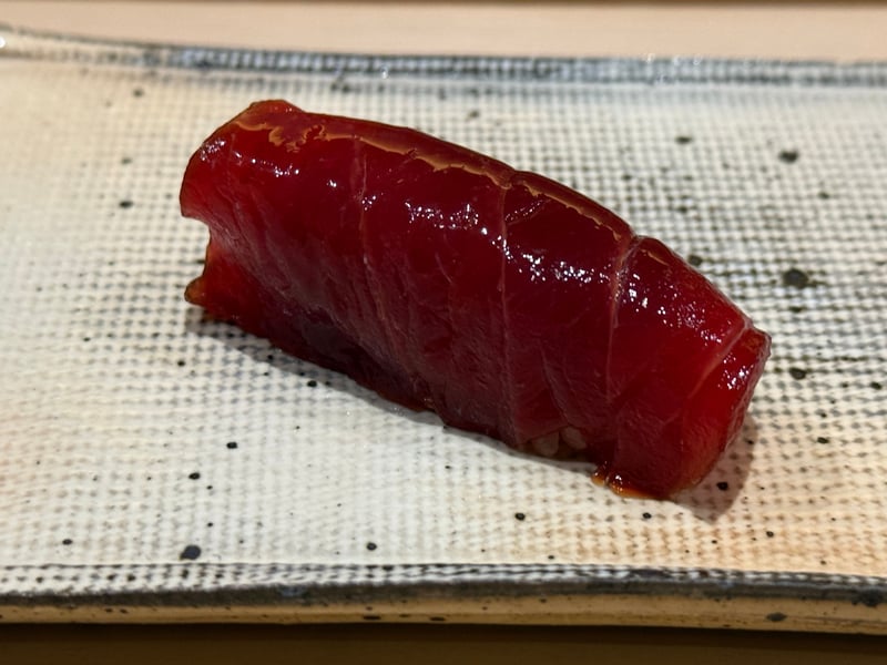 濃い赤黒い色まで漬かった鮪の漬けの握り