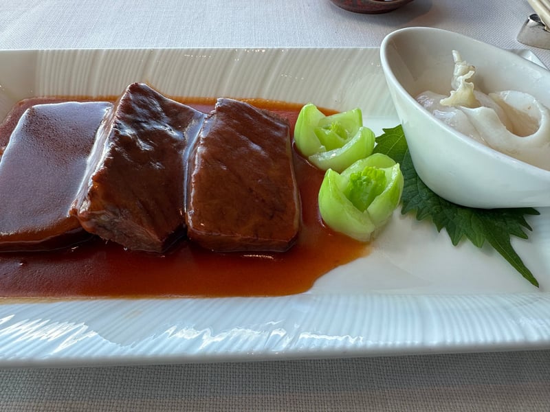 牛チャクフラップテールとトマトの煮込み。貝のソテーが添えてある