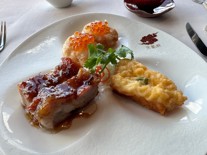 ホタテの炒め物にイクラをのせたもの、焼き豚、海老フライトーストの三種