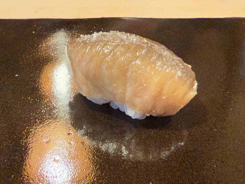 黒いつけ台に、粗塩をふった宮城の穴子の握り