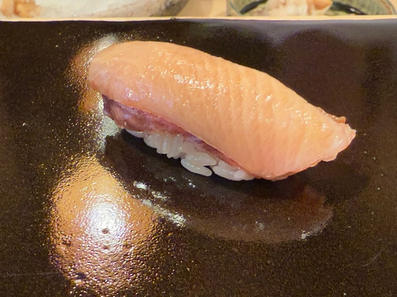 黒いつけ台に、背と腹を重ねた佐渡のブリの握り