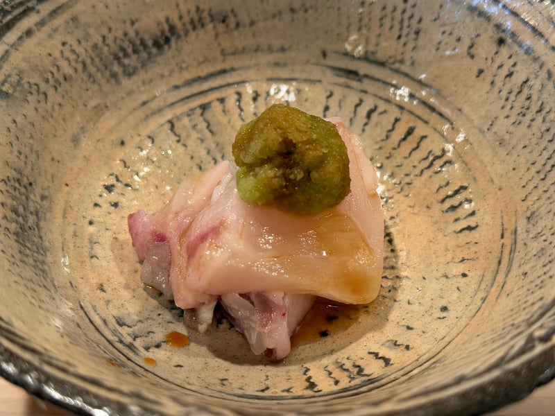 刷毛目の鉢に、皮ごと茹でた佐渡のマハタと、緑の薬味をひとつまみ