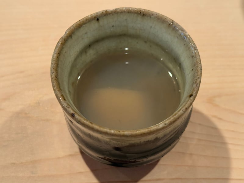 粉引の湯呑に、白く濁った牡蠣ときのこの汁