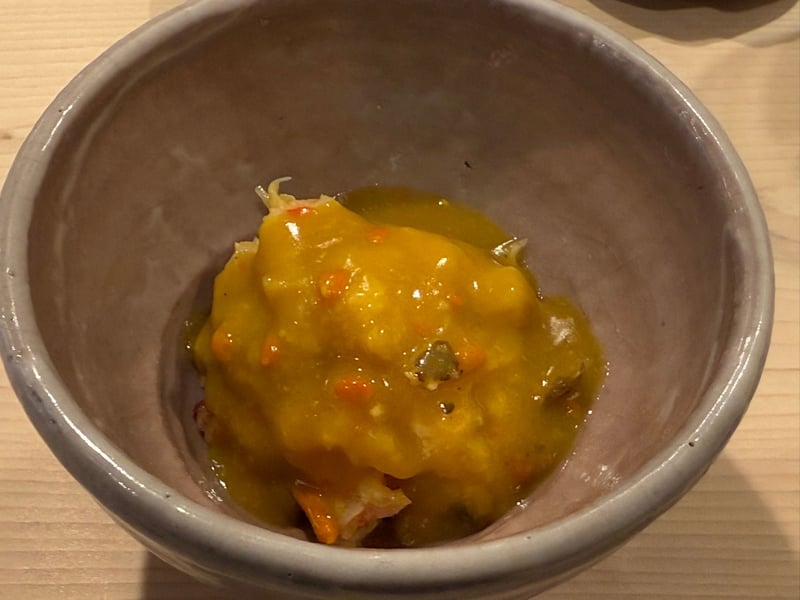 灰釉の鉢に、蟹の身へモクズガニの黄色い餡をかけて