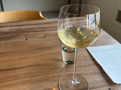 ワイングラスに注がれた淡い黄色のお茶