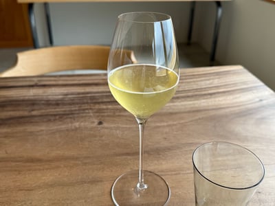 ワイングラスに注がれた淡い黄緑のお茶