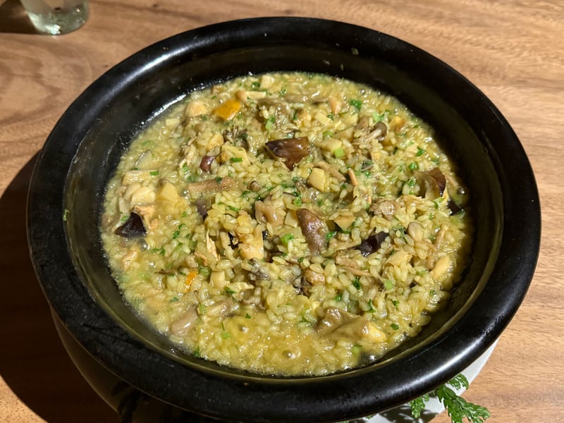 黒い土鍋いっぱいに炊けた天然きのこのごはん
