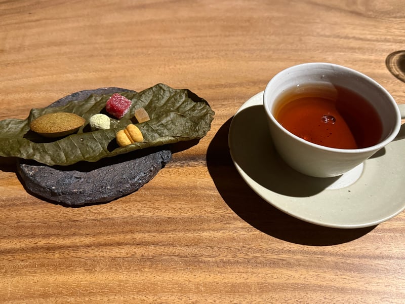 朴葉に並べた小菓子五品と、お茶の碗