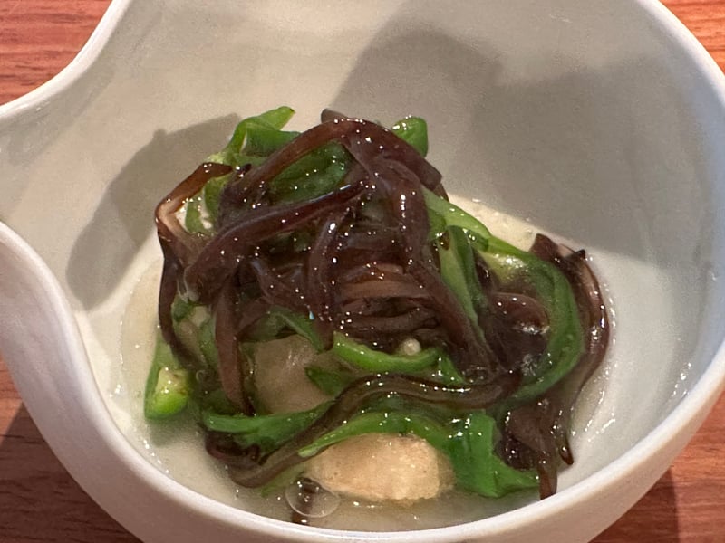 あいなめの天ぷらに餡。ピーマンときくらげ