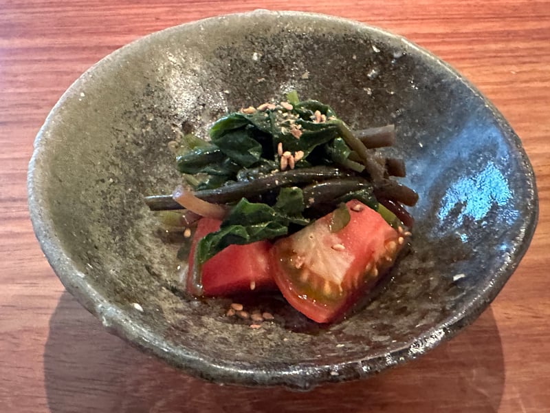 つるむらさき、空芯菜、トマトの冷たい和え物。胡麻