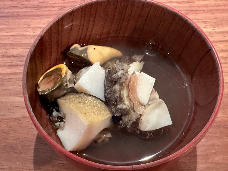 朱の椀に鮑と肝、出汁