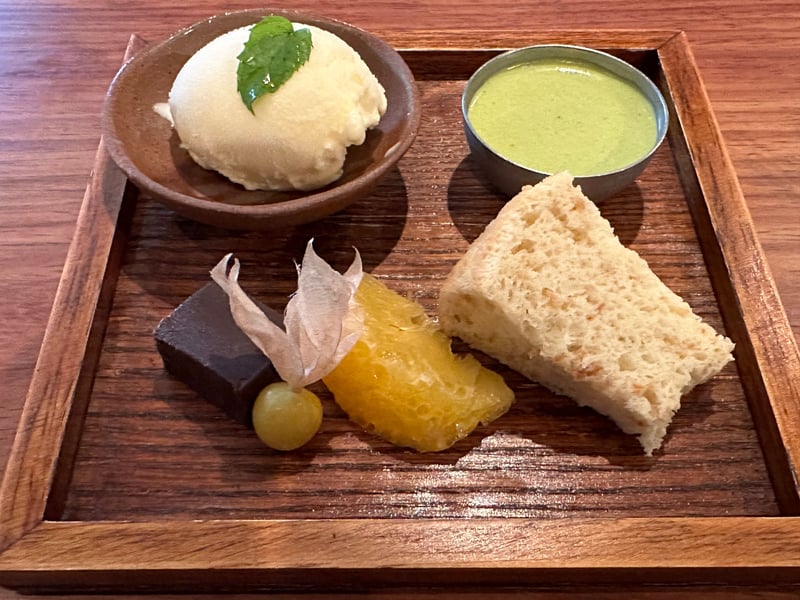 木の盆にバニラのアイス、抹茶のプリン、チョコレート、フルーツほおずき、人参のシフォン