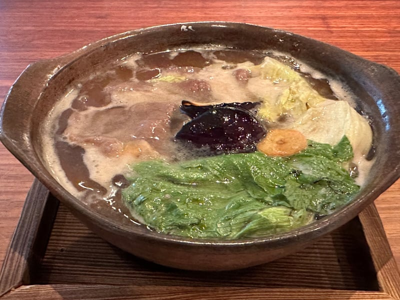土鍋の幌加内の牛。茄子、レタス、にんにくチップ