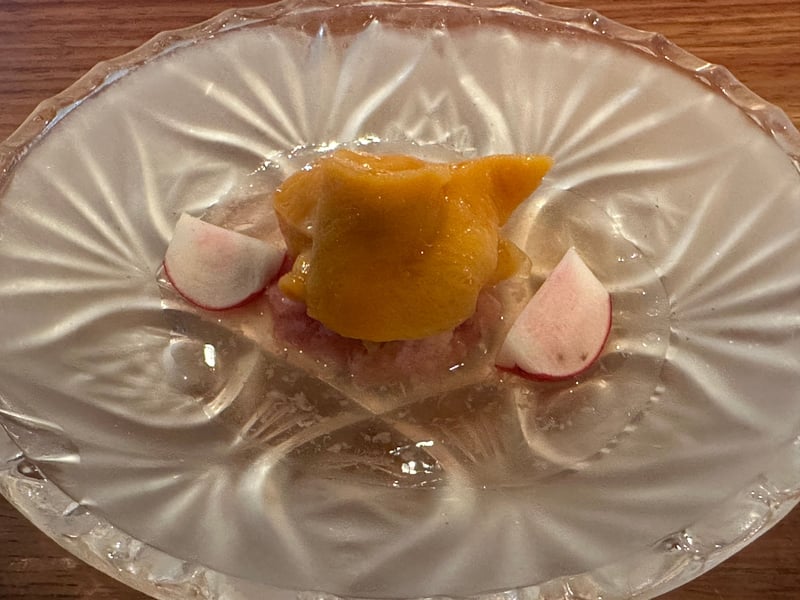 ガラスの器のホヤ。辛味大根のおろしと赤い蕪