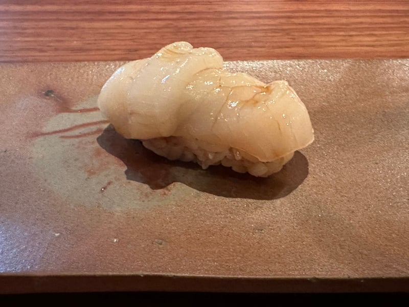 木の板に帆立の握り