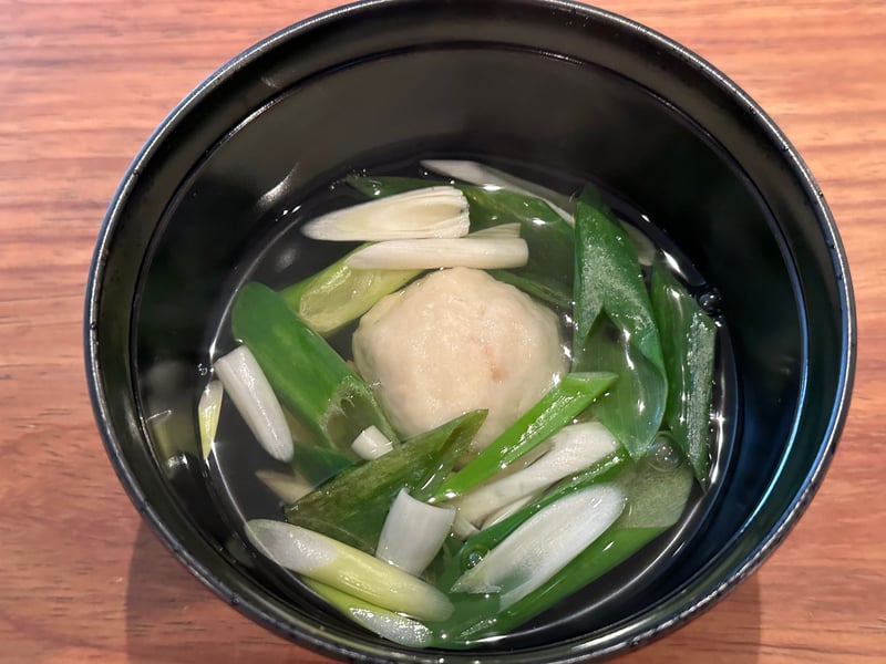 黒い椀。帆立のしんじょうと札幌の九条ネギ