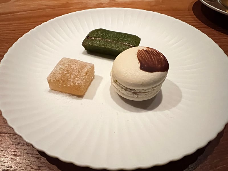 抹茶白味噌ケーキ、みたらしマカロン、洋梨生姜ゼリーのプティフール