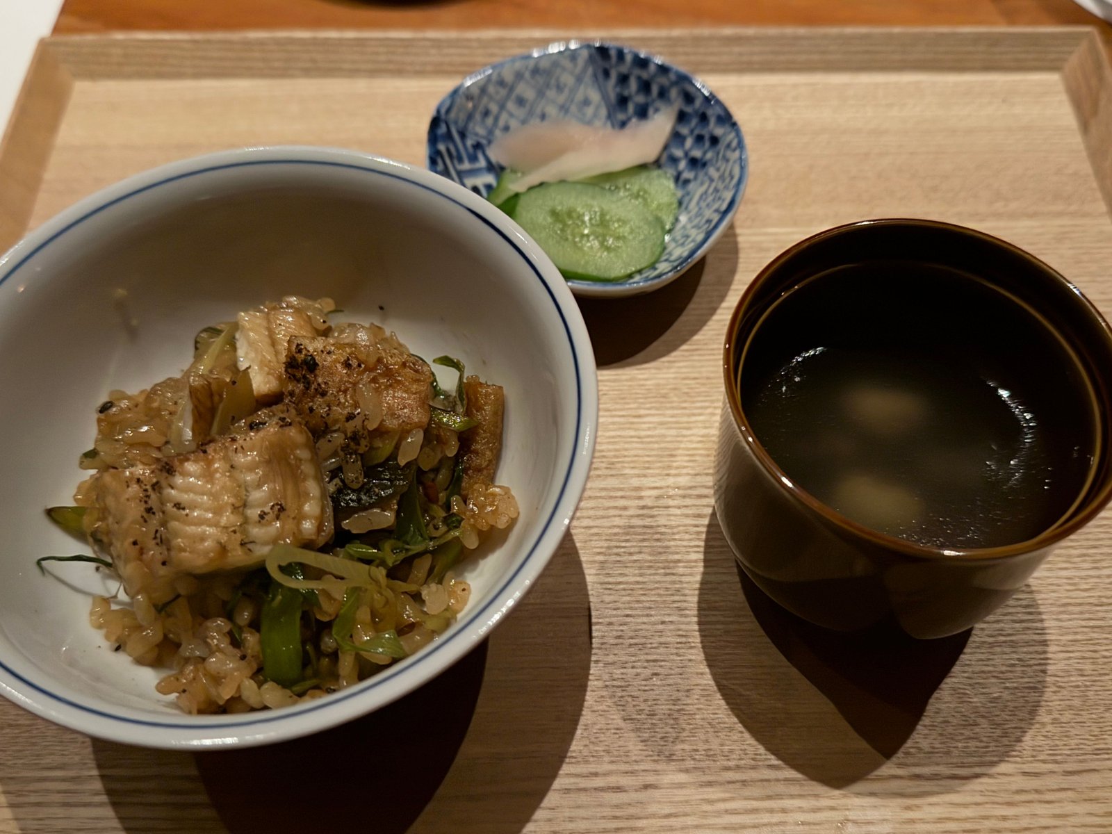 木の盆に、鰻と九条葱を混ぜたご飯の茶碗、香の物の小皿、澄まし汁の椀
