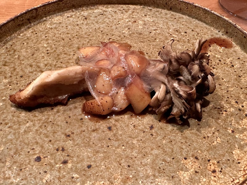 大きな舞茸のフリット。桃と赤ワインで煮たバラ肉を添えてある