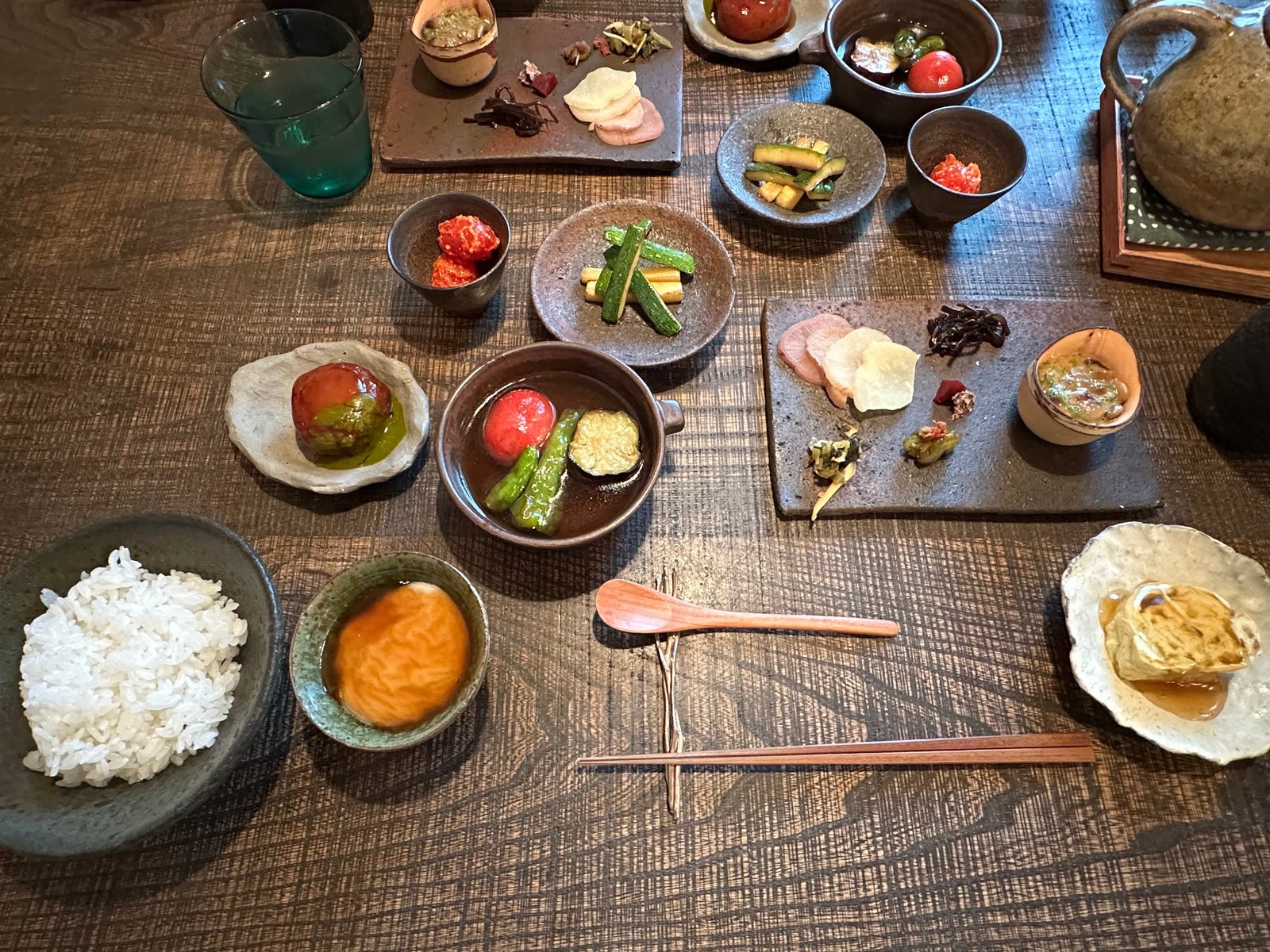 朝食のご飯のお供が並ぶ膳。ジーマミー豆腐、熟成明太トマト、ズッキーニのきんぴら、オクラ納豆、卵焼き、かぼちゃ団子