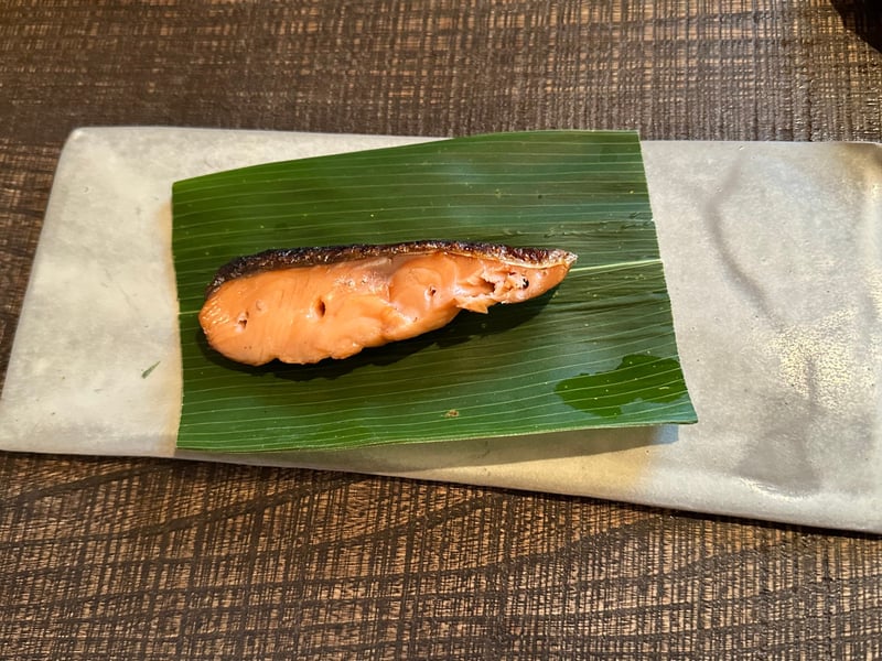皮を香ばしく焼き上げた鮭の炭火焼き